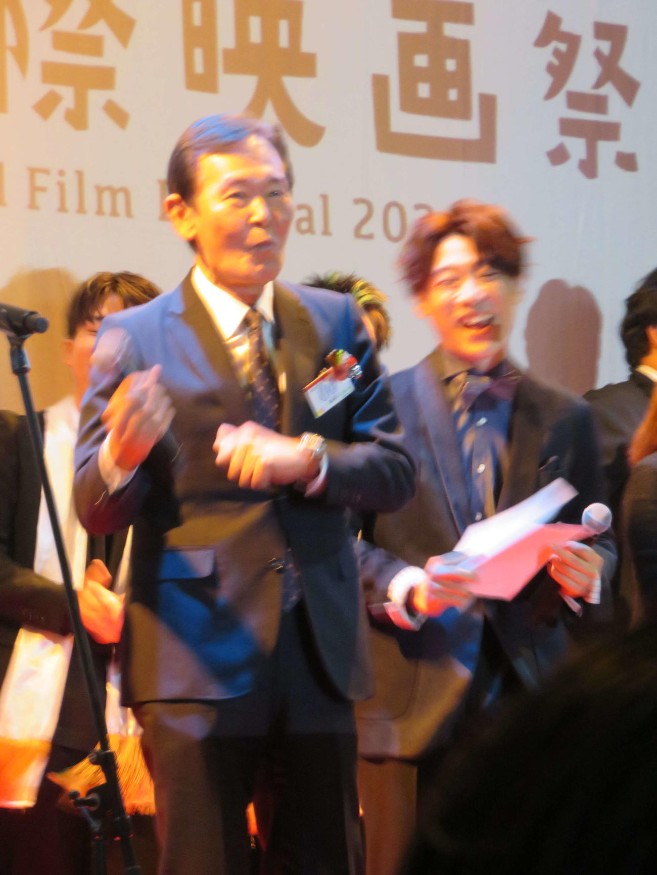 「キネコ交際映画祭」のオープニングセレモニーで、音楽にのってピンク・レディー風？　の振付を披露する都倉俊一文化庁長官