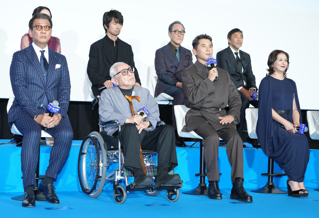 映画「海の沈黙」舞台あいさつに登場した、前列左から中井貴一、原案・脚本の倉本聰氏、本木雅弘、小泉今日子ら（撮影・足立雅史）