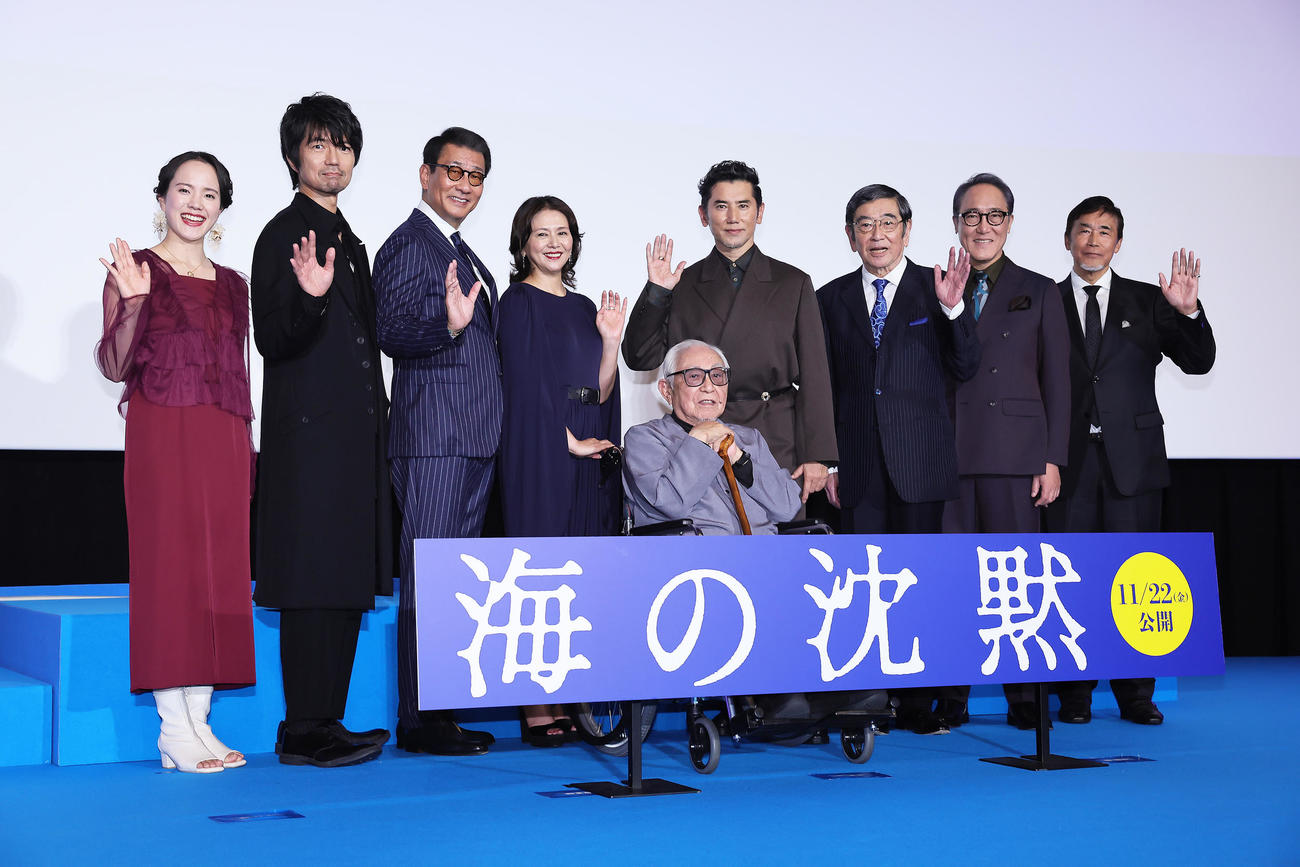 舞台あいさつを終え、原案・脚本の倉本聰氏（前列中央）を囲みフォトセッションに臨む、左から菅野恵、仲村トオル、中井貴一、小泉今日子、本木雅弘、石坂浩二、佐野史朗、若松節朗監督（撮影・足立雅史）