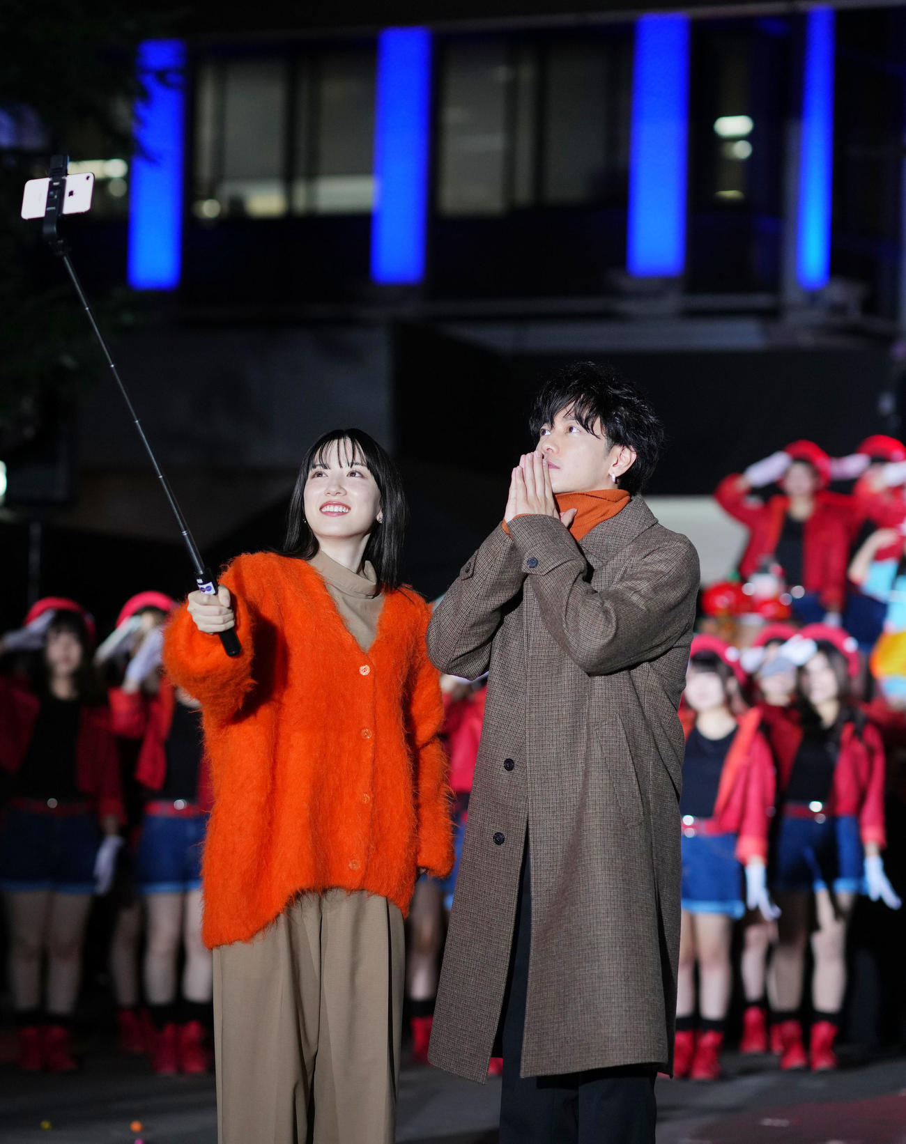 セルフィー撮影をする永野芽郁（左）と佐藤健（撮影・横山健太）