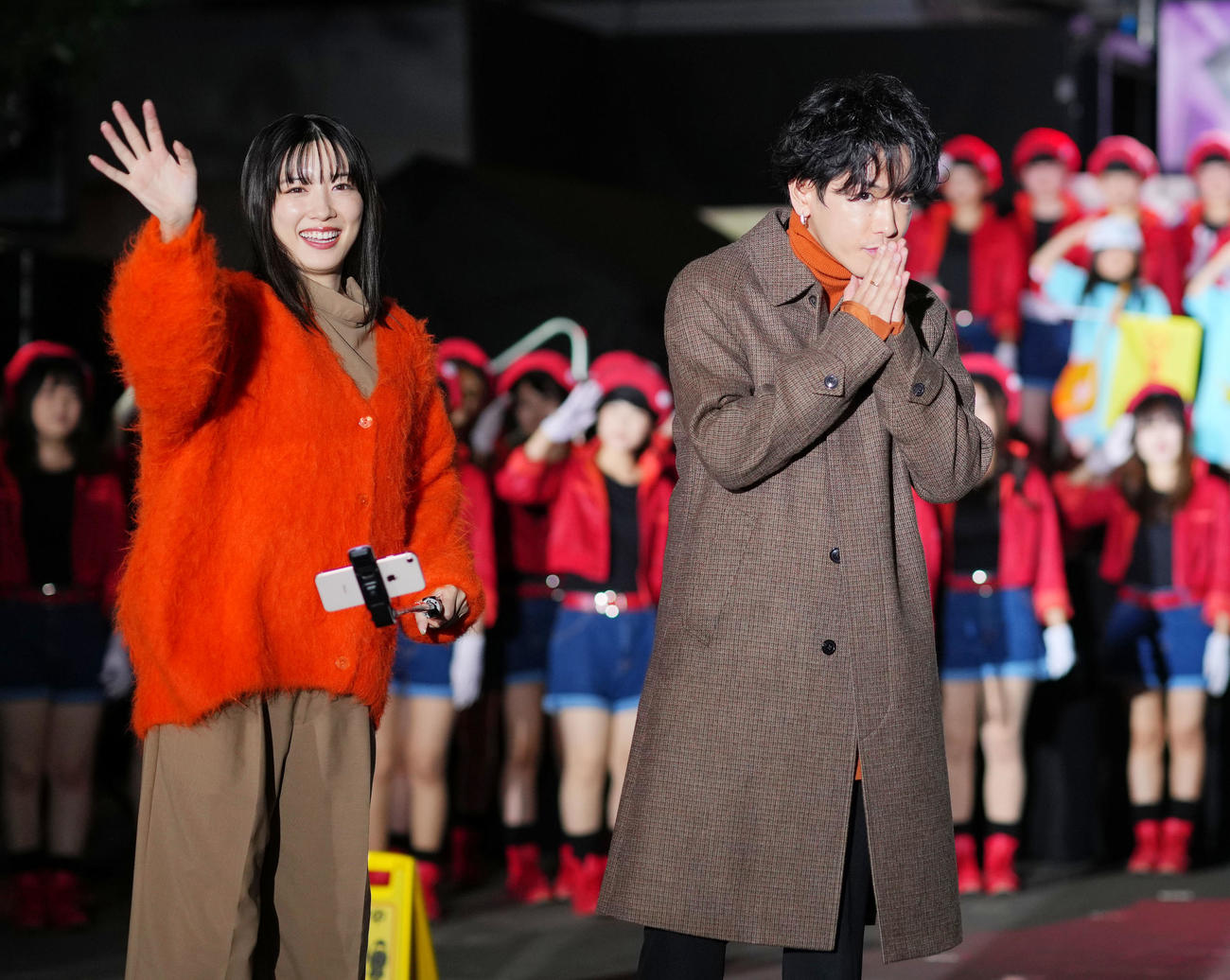 イベントを終え声援に応える永野芽郁（左）と佐藤健（撮影・横山健太）