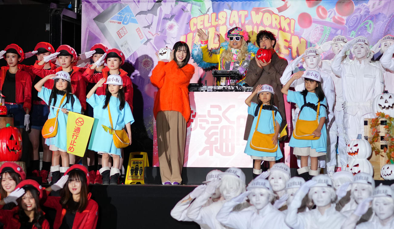 映画「はたらく細胞」ハロウィンパーティに登場し笑顔をみせる、中央左から永野芽郁、DJ KOO、佐藤健（撮影・横山健太）