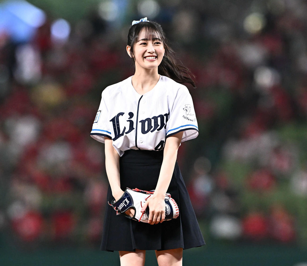 始球式を終え笑顔の乃木坂46向井葉月（2024年6月13日撮影）