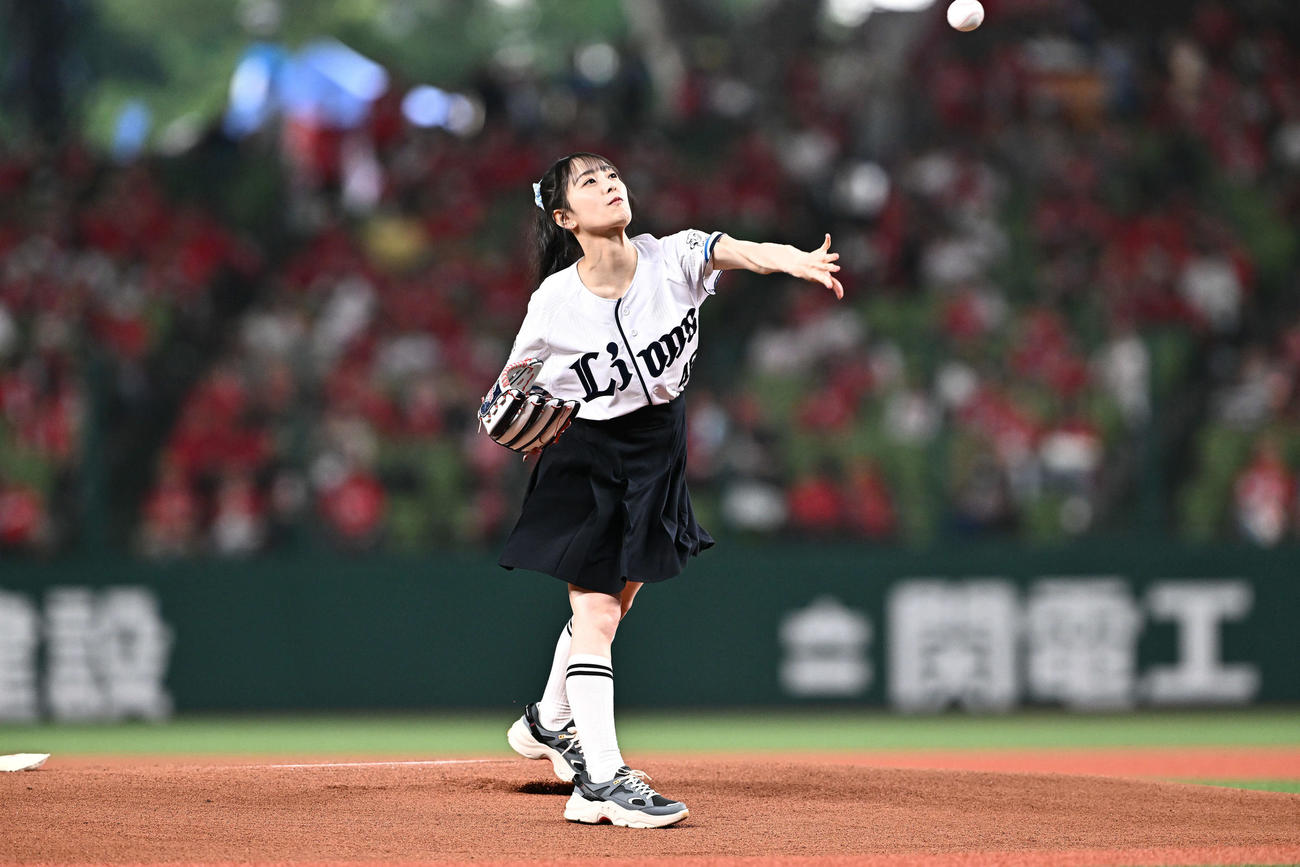 西武対広島　始球式で投球する乃木坂46の向井葉月（2024年6月13日撮影）
