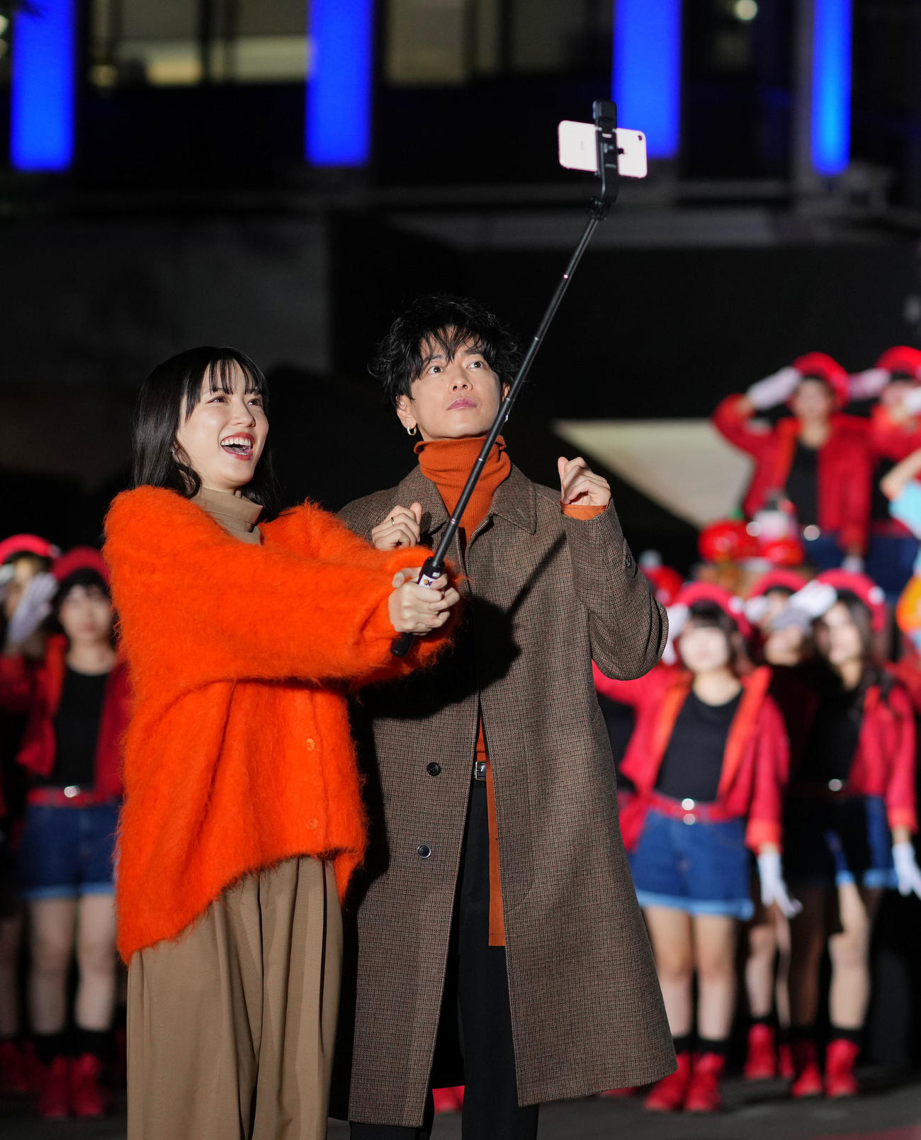 セルフィー撮影をする永野芽郁と佐藤健（撮影・横山健太）