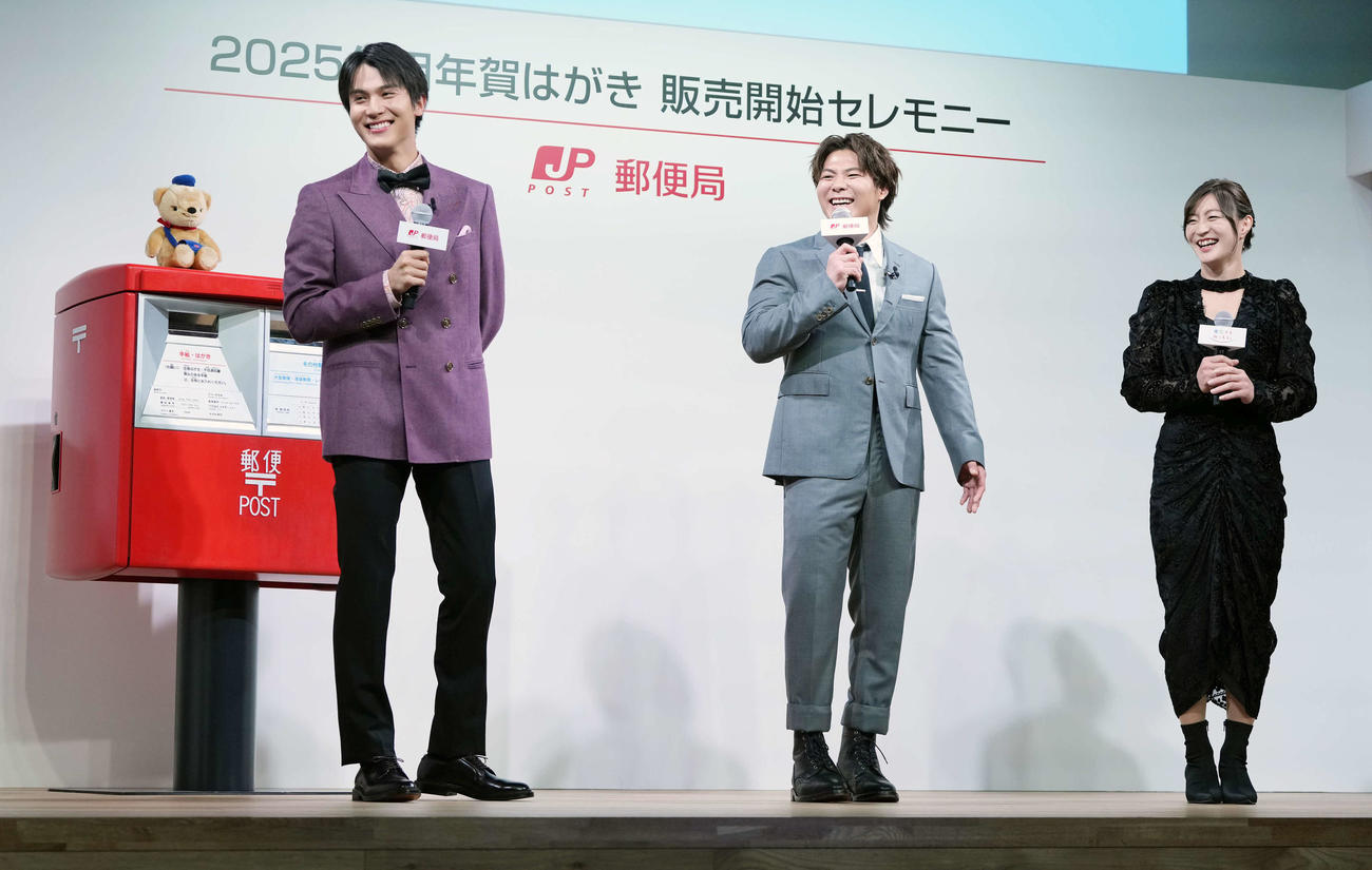 日本郵便「2025年用年賀はがき販売開始セレモニー」に臨む、左からパリ五輪男子柔道金メダリストの阿部一二三、年賀状アンバサダーの中川大志、女子柔道金メダリストの角田夏実（撮影・小沢裕）