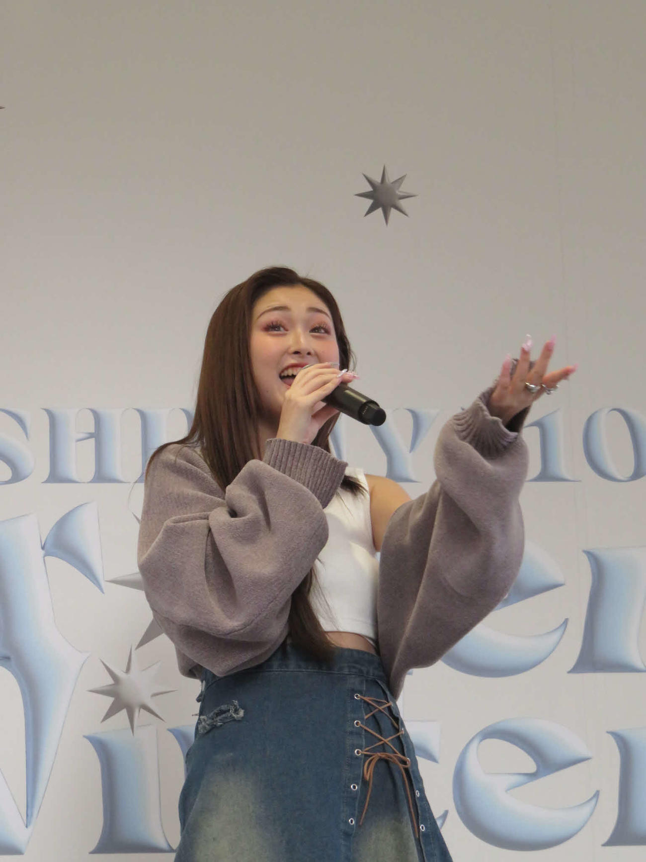 デビュー曲「あなたに捧げる応援歌」のリリース記念イベントに登場したゆうちゃみ