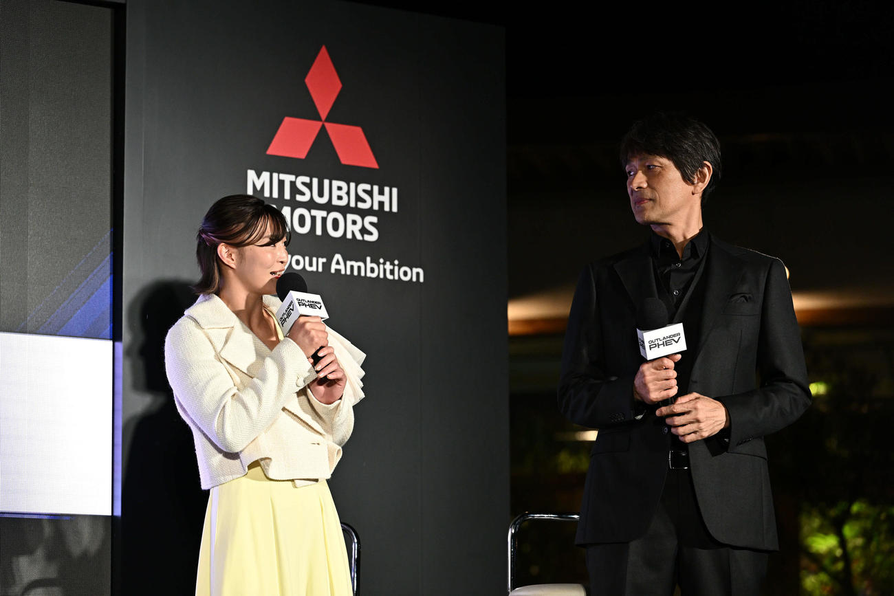 新型アウトランダーPHEV発売記念イベントでトークする角田夏実（左）と江口洋介（撮影・滝沢徹郎）