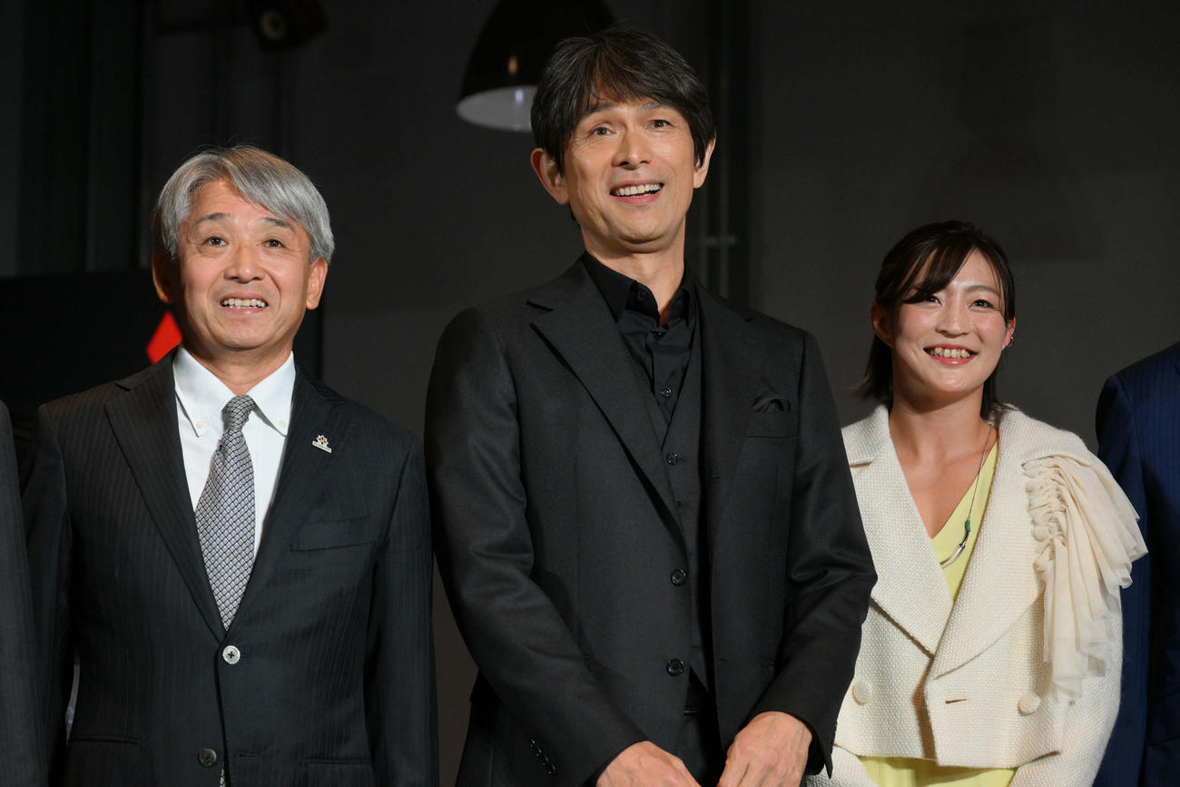 記念撮影する、左から片山右京氏、江口洋介、パリ五輪柔道女子48キロ級金メダルの角田夏実（撮影・滝沢徹郎）