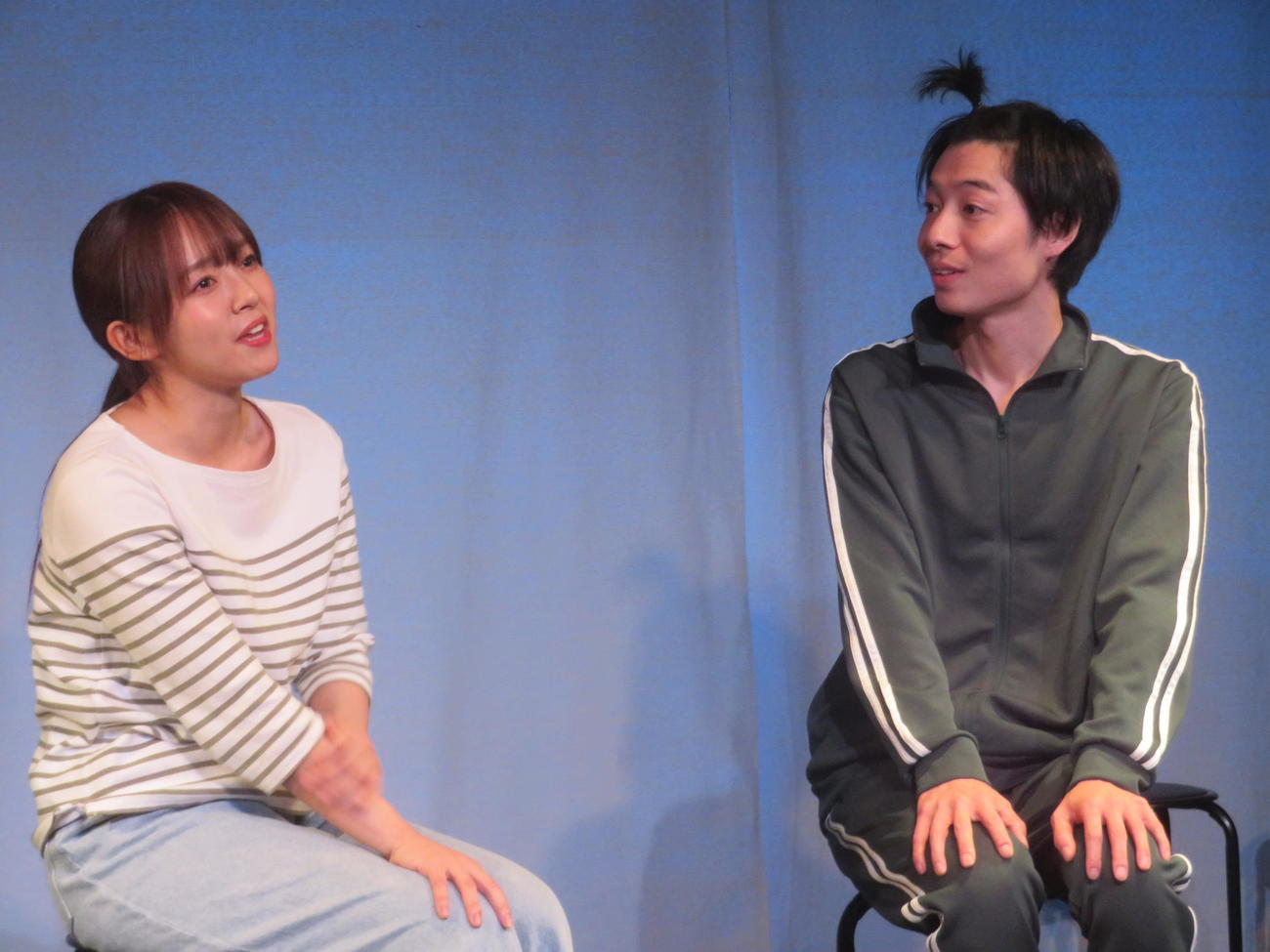 オイスターズ第28回公演「父、腐る」公開舞台稽古に出席した高畑結希（左）