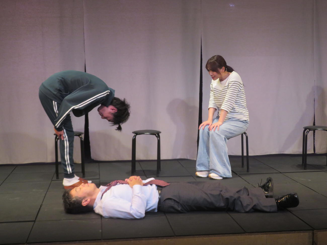 オイスターズ第28回公演「父、腐る」公開舞台稽古に出席した高畑結希（右）