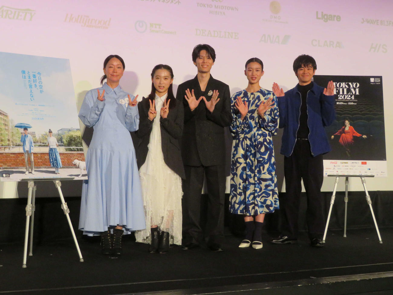東京国際映画祭コンペティション部門出品「今日の空が一番好き、とまだ言えない僕は」舞台あいさつに登壇した、左から大九明子監督、伊東蒼、萩原利久、河合優実、黒崎煌代（撮影・村上幸将）