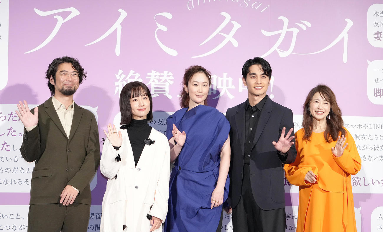 フォトセッションに臨む、左から草野翔吾監督、藤間爽子、黒木華、中村蒼、風吹ジュン（撮影・足立雅史）