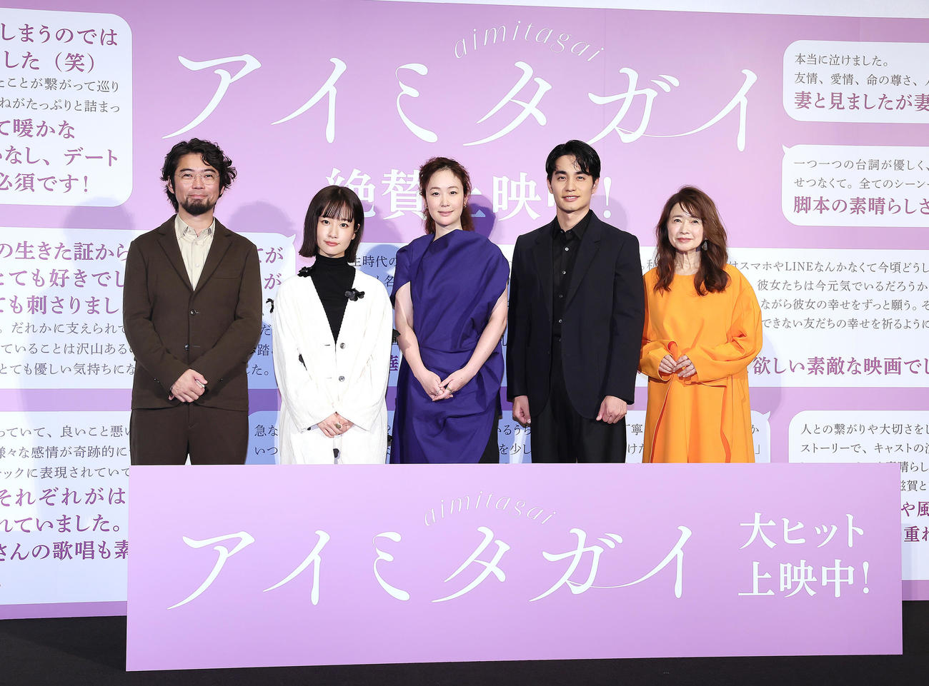 フォトセッションに臨む、左から草野翔吾監督、藤間爽子、黒木華、中村蒼、風吹ジュン（撮影・足立雅史）