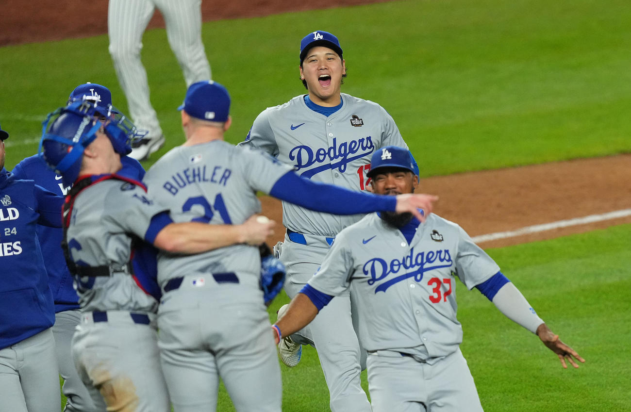 ワールドシリーズ第5戦　ヤンキース対ドジャース　世界一を決め、歓喜の輪に駆け寄る大谷（後方右）（2024年10月30日撮影）