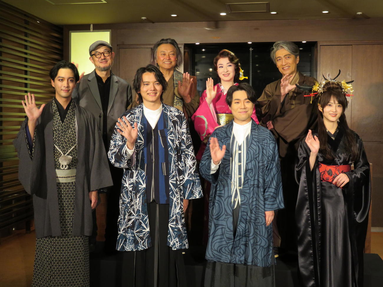 舞台「有頂天家族」公開ゲネプロの囲み取材に臨む、上段左からG2、相島一之、檀れい、池田成志、下段左から渡部秀、濱田龍臣、中村鷹之資、若月佑美