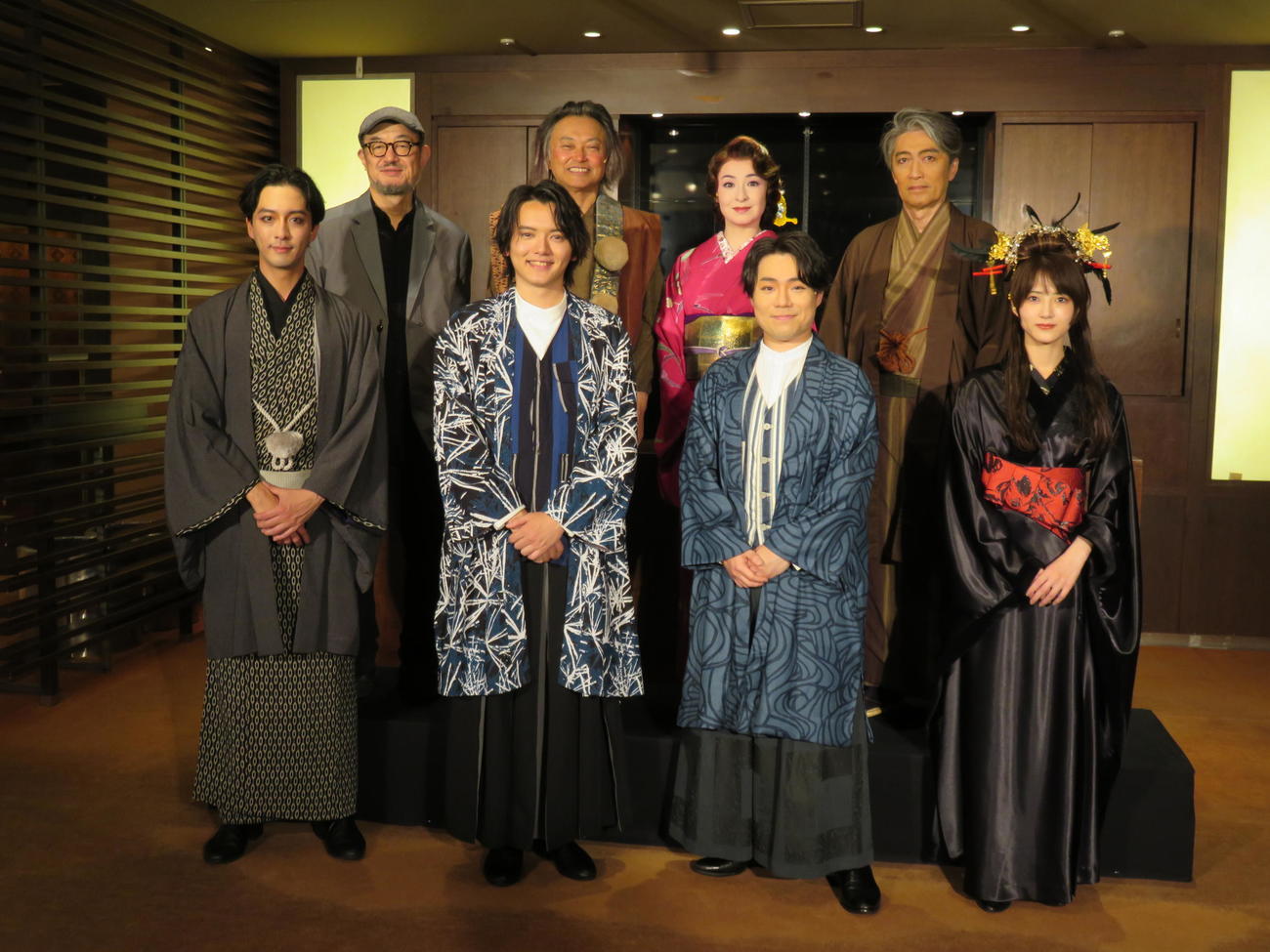 舞台「有頂天家族」公開ゲネプロの囲み取材に臨む、上段左からG2、相島一之、檀れい、池田成志、下段左から渡部秀、濱田龍臣、中村鷹之資、若月佑美