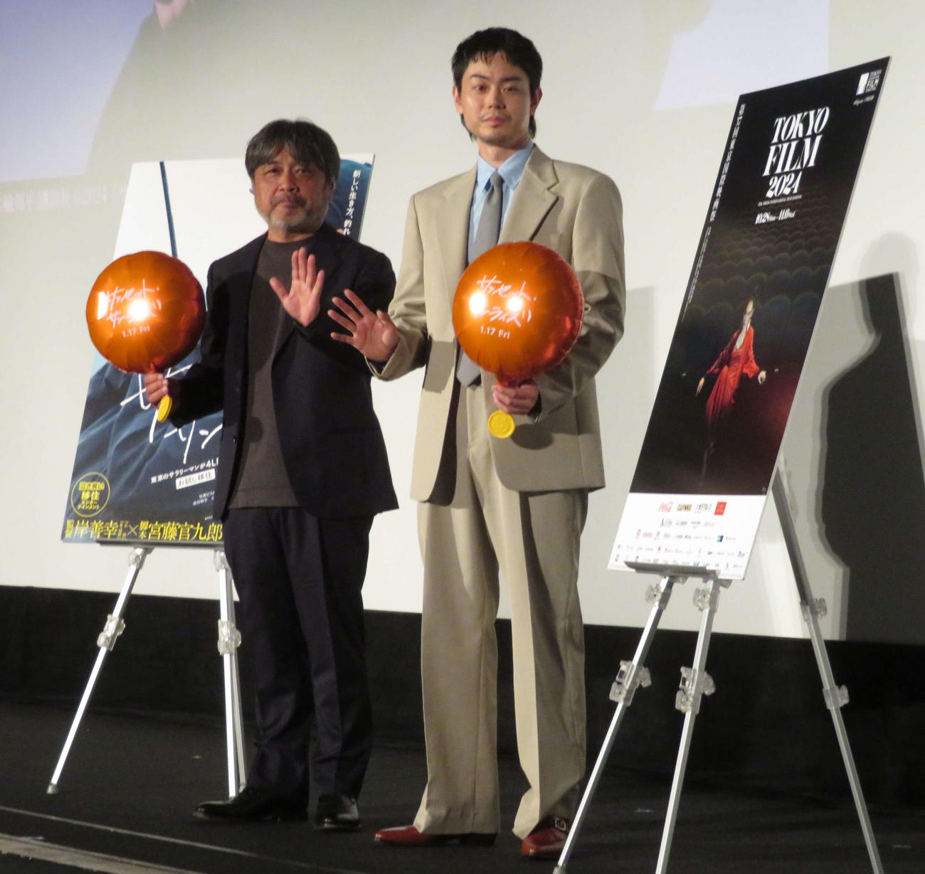 東京国際映画祭で上映された主演映画「サンセット・サンライズ」質疑応答に登壇した岸善幸監督（左）と菅田将暉（撮影・村上幸将）