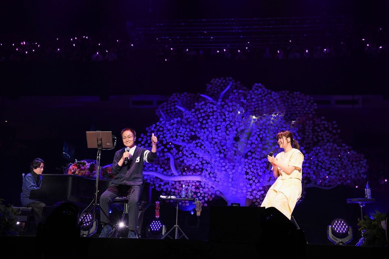 25周年記念ライブ「いきものがかり　路上ライブat武道館」を行った、左から水野良樹、小田和正、吉岡聖恵　photo:岸田哲平／TEPPEI KISHIDA