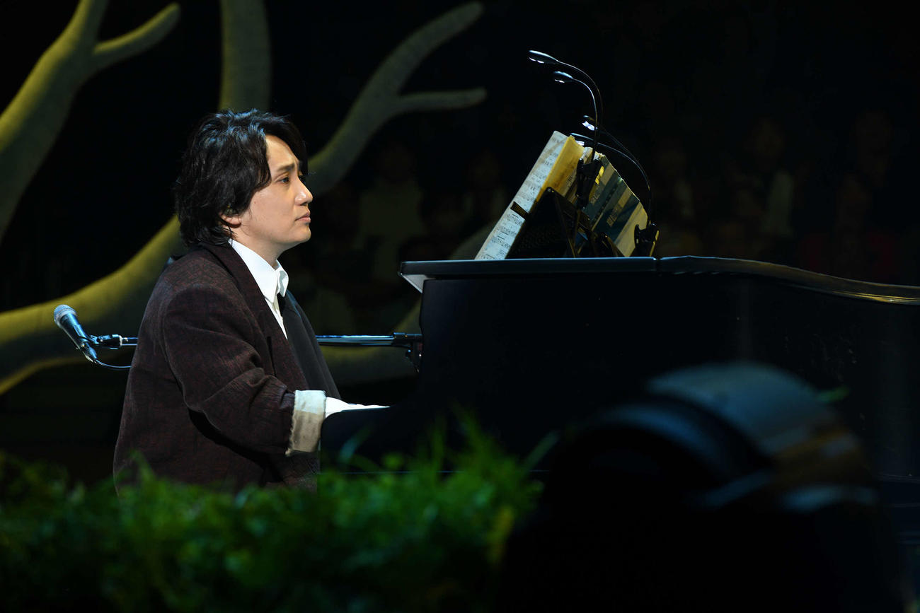 25周年記念ライブ「いきものがかり　路上ライブat武道館」でピアノ演奏する水野良樹　（photo:岸田哲平／TEPPEI KISHIDA）