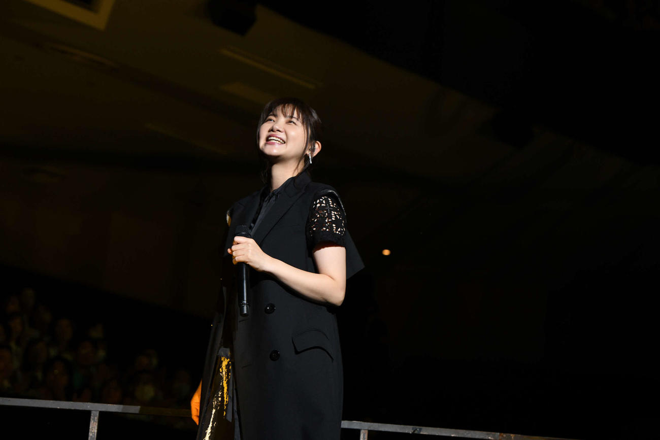25周年記念ライブ「いきものがかり　路上ライブat武道館」で歌う吉岡聖恵（photo:岸田哲平／TEPPEI KISHIDA）