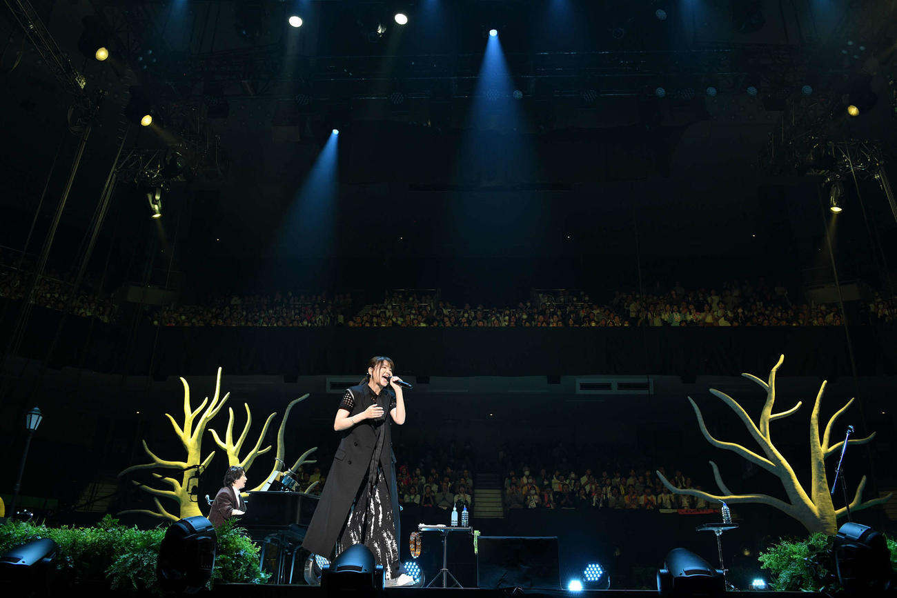 25周年記念ライブ「いきものがかり　路上ライブat武道館」で歌う吉岡聖恵（photo:岸田哲平／TEPPEI KISHIDA）