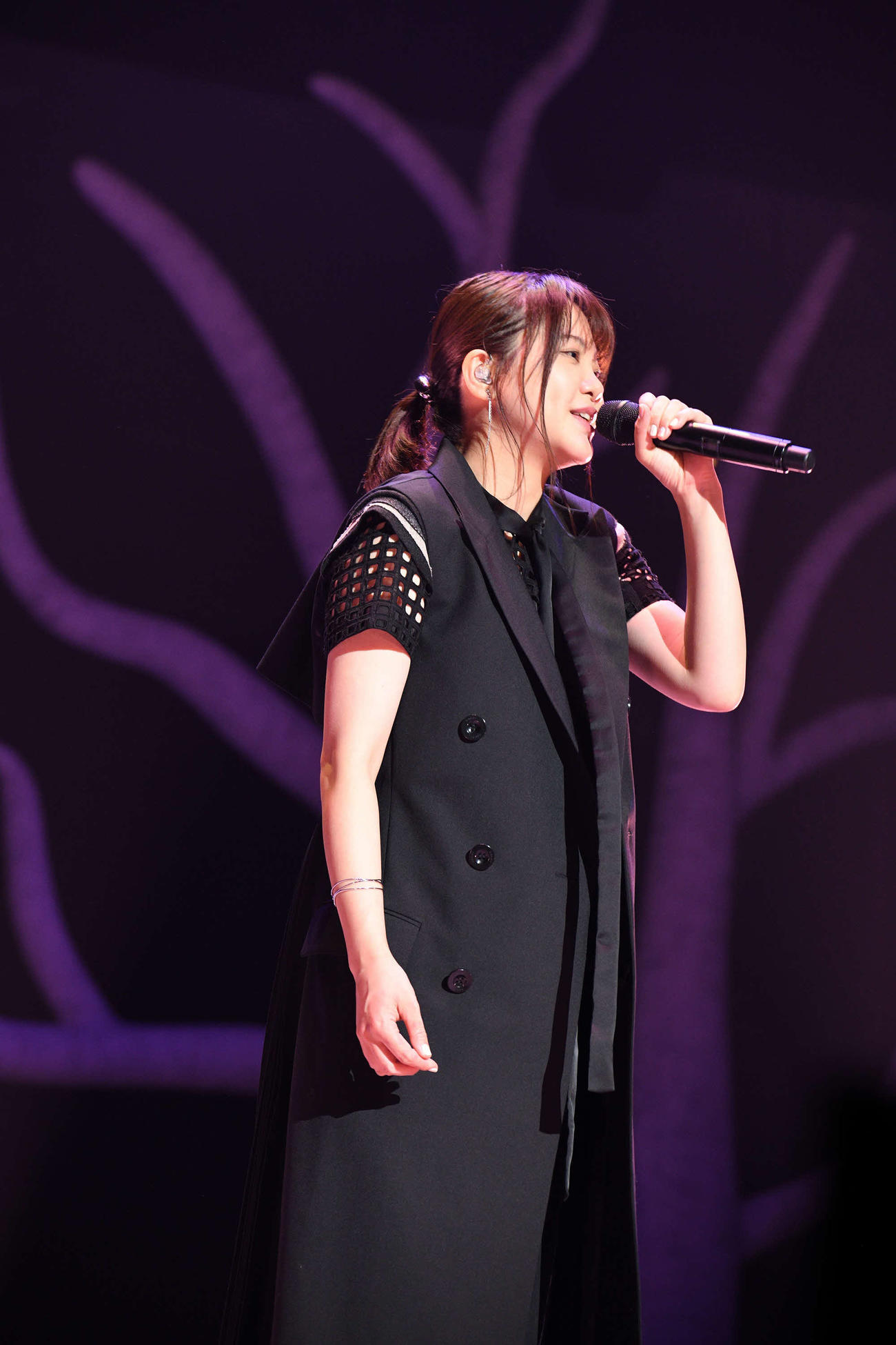 25周年記念ライブ「いきものがかり　路上ライブ　at武道館」で歌う吉岡聖恵（photo:岸田哲平／TEPPEI KISHIDA）