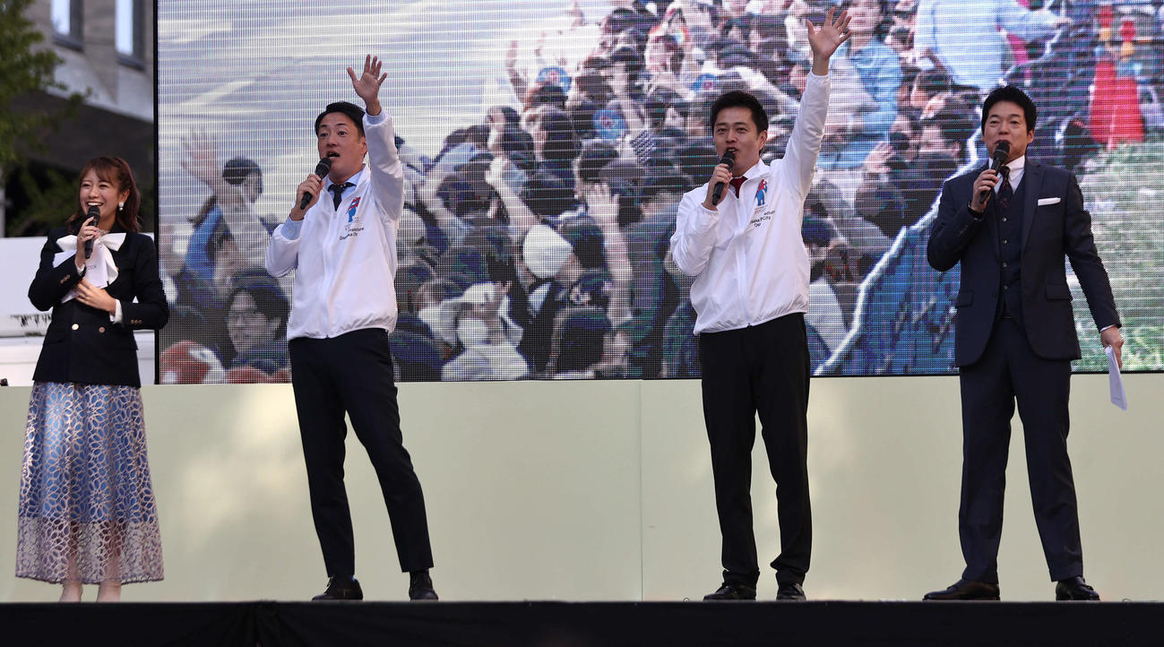 御堂筋ランウェイの開会宣言で観客に手を振る吉村大阪府知事（右から2人目）。右から今田耕司、1人おいて横山大阪市長、福本愛菜（撮影・西尾就之）