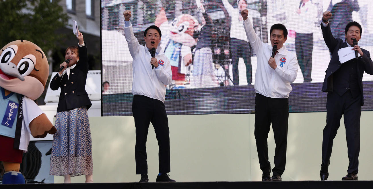 御堂筋ランウェイの開会宣言をする吉村大阪府知事（右から2人目）。右から今田耕司、1人おいて横山大阪市長、福本愛菜（撮影・西尾就之）