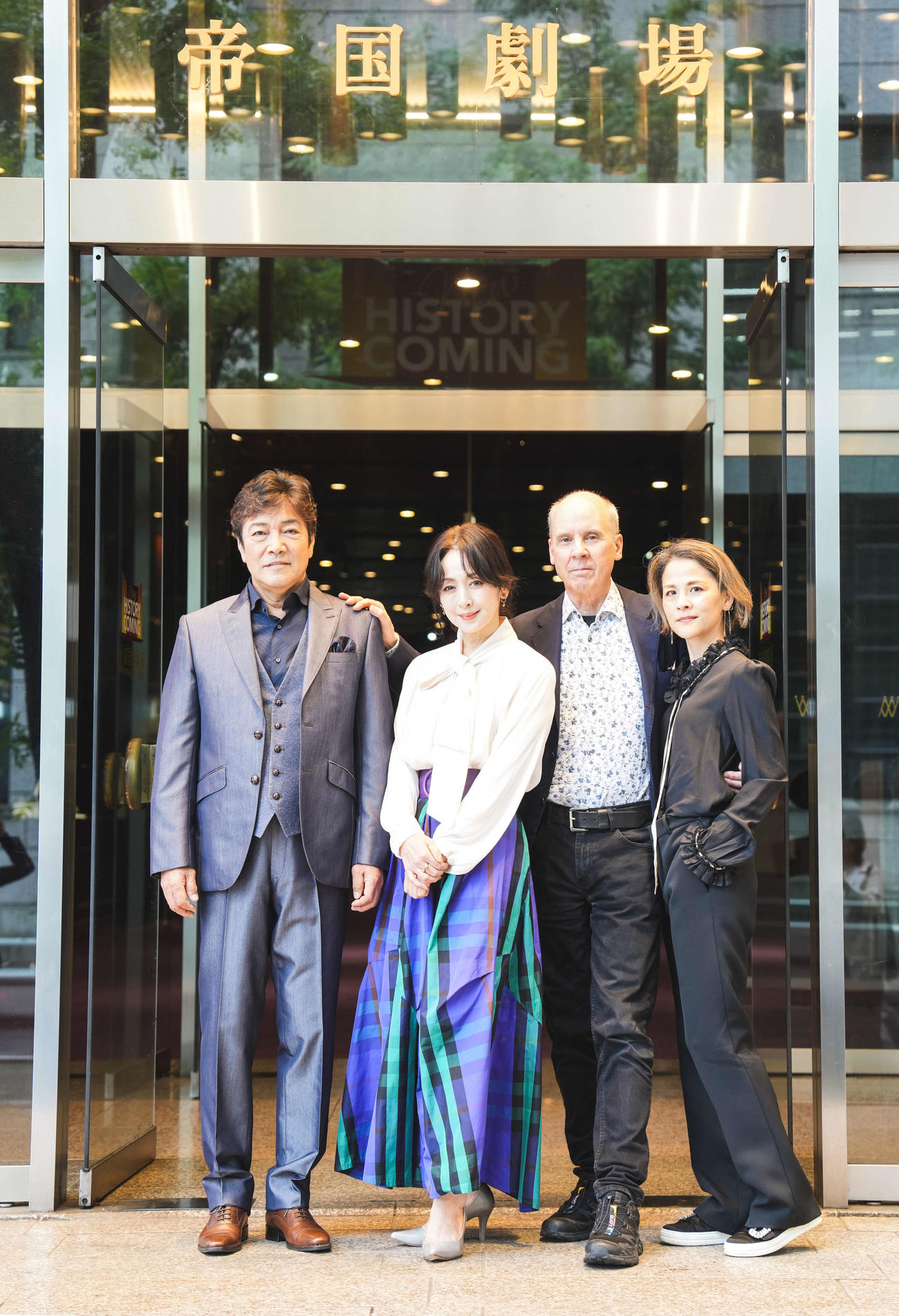 「帝国劇場アニバーサリーブック　NEW HISTORY COMING」より、「レ・ミゼラブル」同窓会を行った野口五郎、斉藤由貴、ジョン・ケアード、今井麻緒子