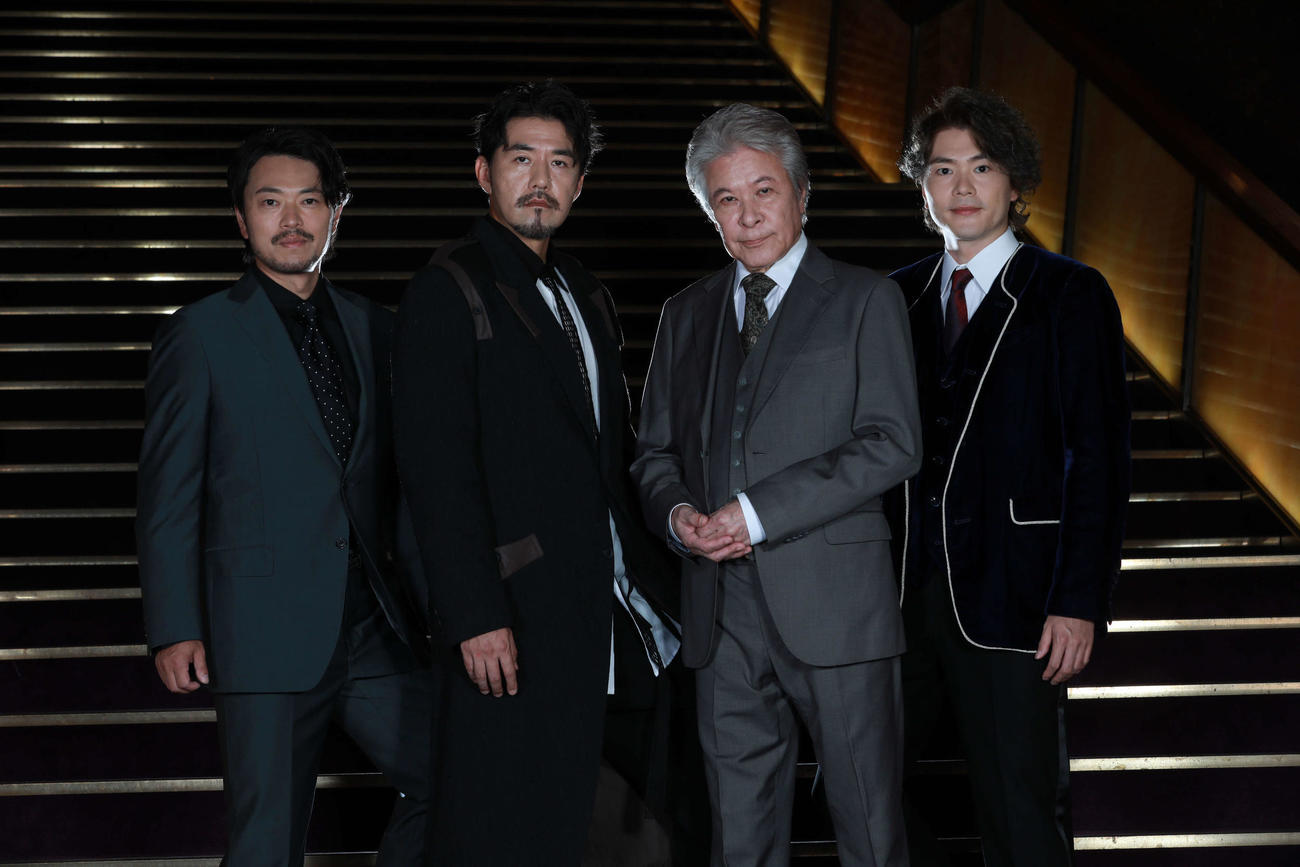 「帝国劇場アニバーサリーブック　NEW HISTORY COMING」より飯田洋輔、吉原光夫、鹿賀丈史、佐藤隆紀