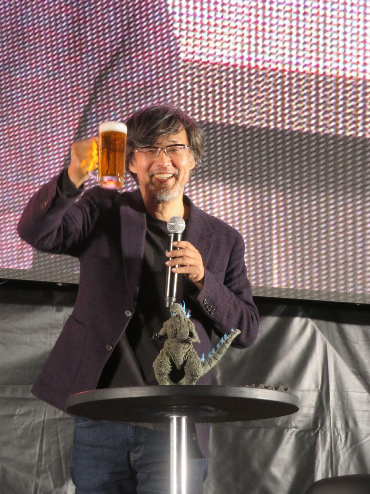 「ゴジラ・フェス」で開かれた「居酒屋ゴジラ」
で乾杯する山崎貴監督（撮影・村上幸将）