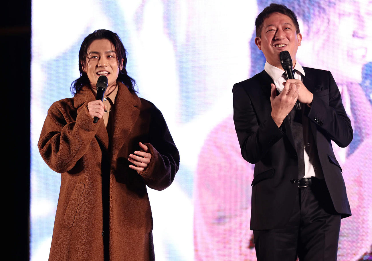 大阪・光の饗宴2024開宴式に出席したTravis Japan松田元太（左）はサバンナ高橋とトーク（撮影・西尾就之）