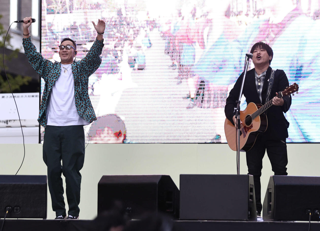 御堂筋ランウェイでパフォーマンスするコブクロの小渕健太郎（右）と黒田俊介（撮影・西尾就之）