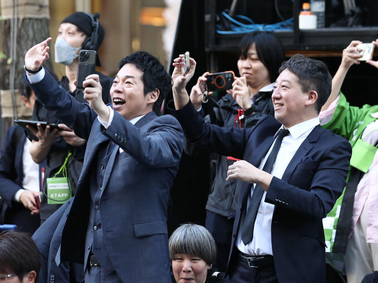 御堂筋ランウェイで今田耕司（左）とサバンナ高橋はディズニーのパレードをスマホで撮影（撮影・西尾就之）