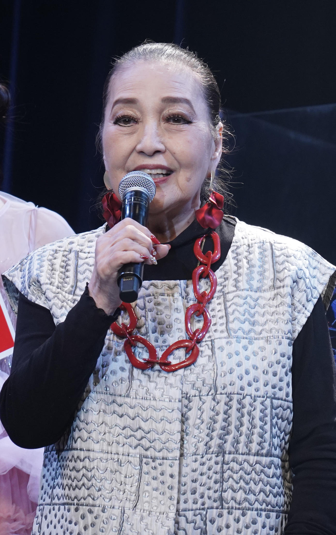 「音楽彩」であいさつする湯川れい子氏（撮影・中島郁夫）