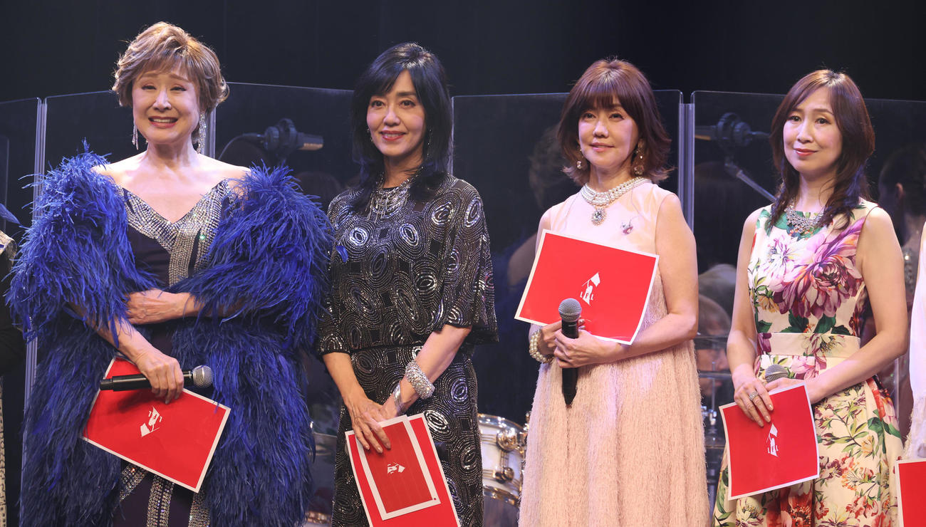 「音楽彩」開演前に会見する、左から小林幸子、早見優、松本伊代、森口博子（撮影・中島郁夫）