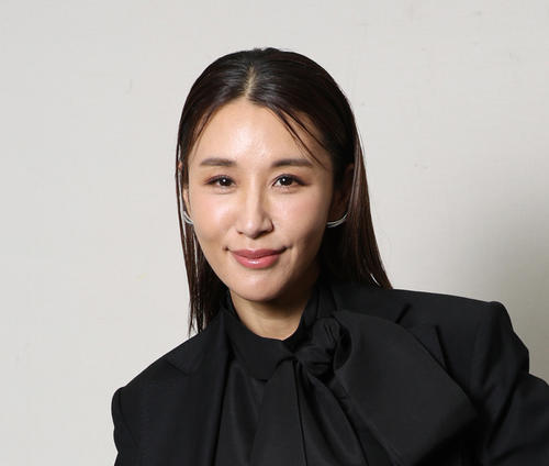 鈴木紗理奈、透明感あふれる19歳の頃のグラビアを投稿「忙しすぎてあまり記憶にないけど…」