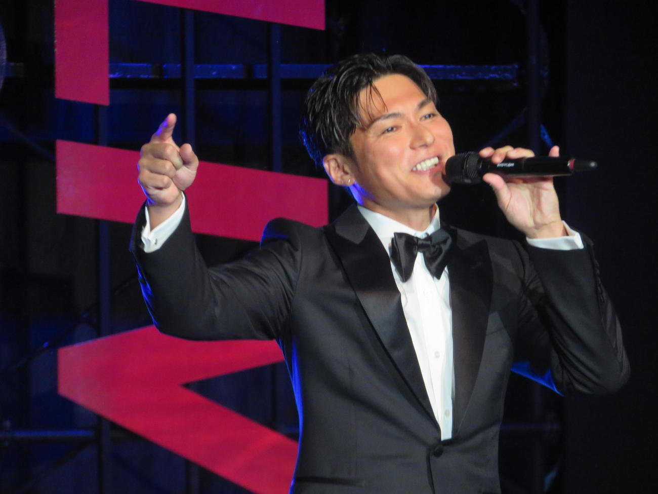 「超ライブ配信祭2024」でパフォーマンスを披露するEXILE SHOKICHI