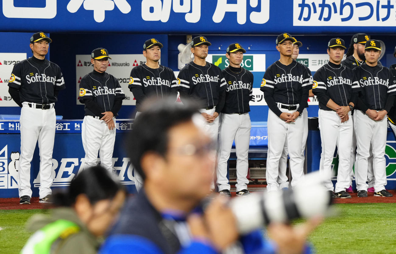 DeNA対ソフトバンク　セレモニーで整列するソフトバンク小久保監督（左端）ら（撮影・江口和貴）
