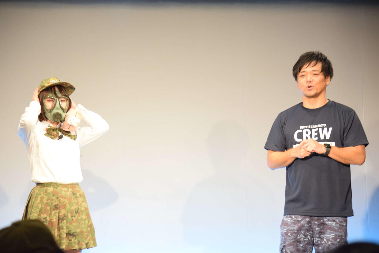単独ライブを開催した元海自芸人の雷ジャクソン高本剛志（右）とゲスト出演したらんまるぽむぽむタイプα（撮影・阪口孝志）