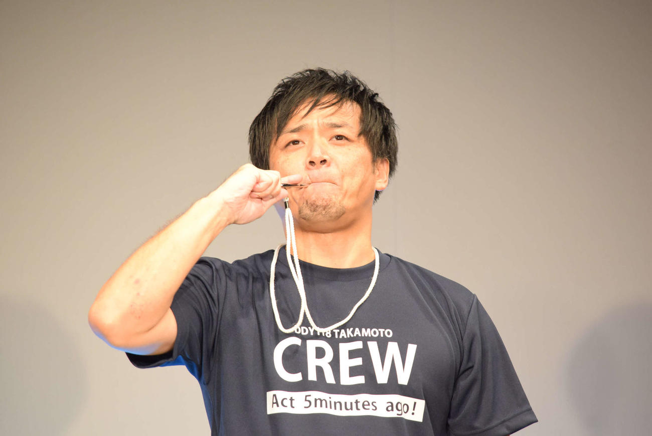 サイドパイプを吹く雷ジャクソン高本剛志（撮影・阪口孝志）