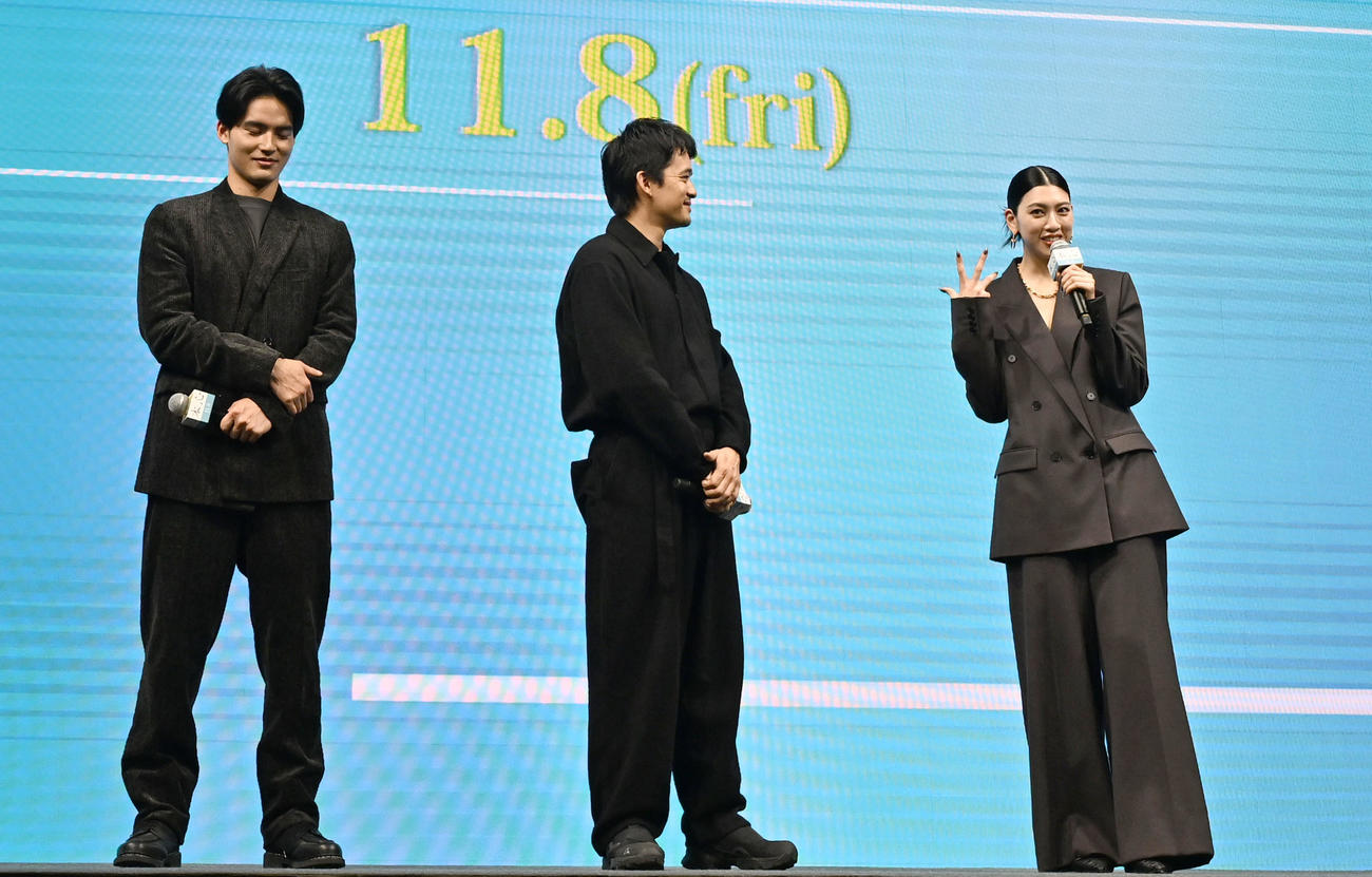 映画「本心」公開直イベントを行った、右から三吉彩花、池松壮亮、水上恒司（撮影・千葉一成）