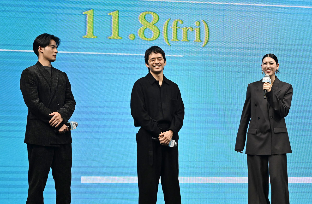 映画「本心」公開直イベントを行った、左から水上恒司、池松壮亮、三吉彩花（撮影・千葉一成）