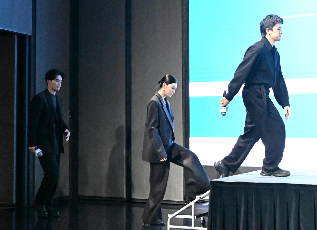 映画「本心」公開直前仮想空間トークイベントに登壇する、右から池松壮亮、三吉彩花、水上恒司（撮影・千葉一成）