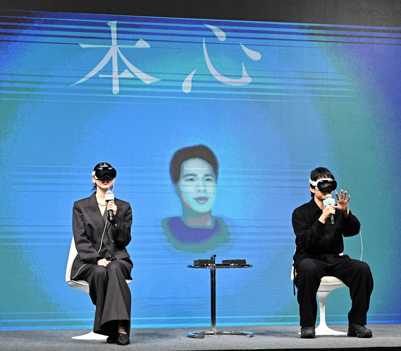 映画「本心」公開直前仮想空間トークイベントに出席した、左から三吉彩花と池松壮亮。中央はヴァーチャルで登場した水上恒司（撮影・千葉一成）