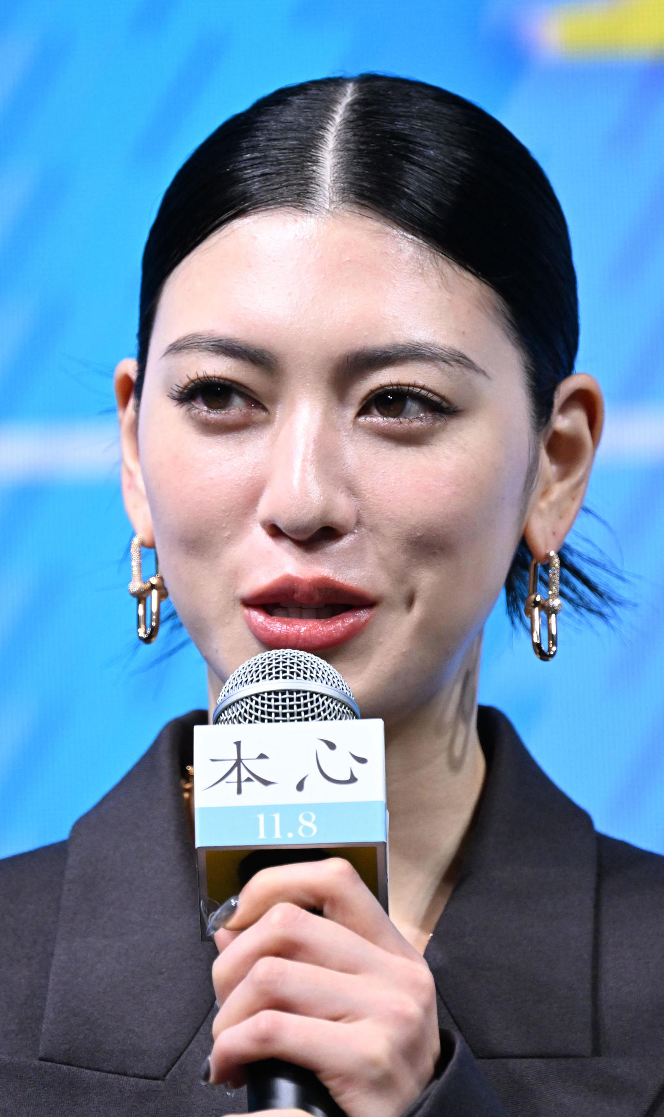 映画「本心」公開直前仮想空間トークイベントであいさつする三吉彩花（撮影・千葉一成）