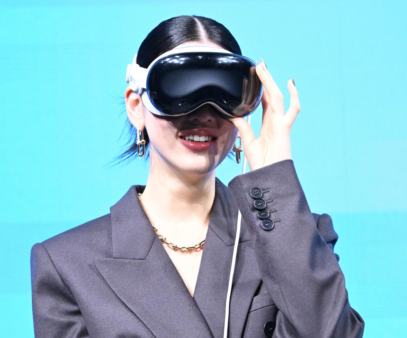 映画「本心」公開直前仮想空間トークイベントVRゴーグルをつける三吉彩花（撮影・千葉一成）