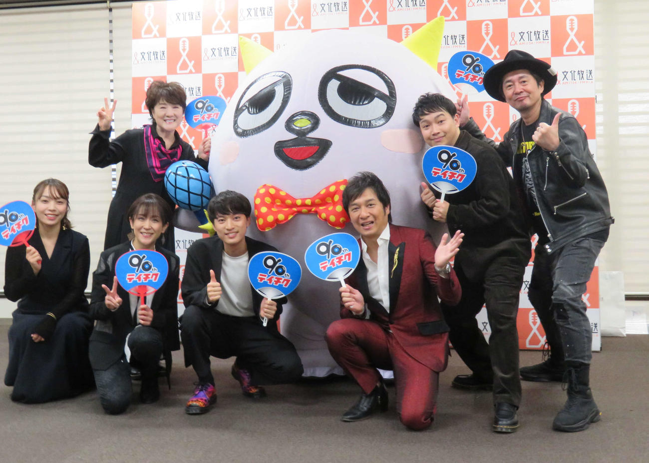 テイチク90周年をPRした、前列左から杜このみ、あさみちゆき、青山新、松原健之、三丘翔太、怒髪天の増子直純、後列は川中美幸
