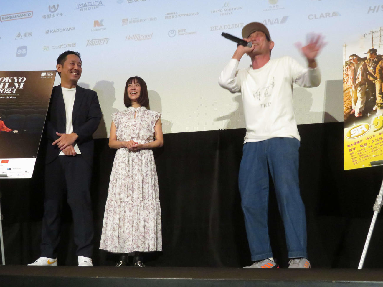 東京国際映画祭Nippon Cinema Now部門で行われた、入江悠監督の特集上映「SR　サイタマノラッパー」舞台あいさつでラップを披露する水澤紳吾（右）を見守る、左から入江悠監督、みひろ（撮影・村上幸将）